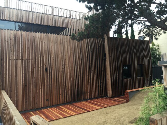 Foto del edificio - 2460 Beverley Ave