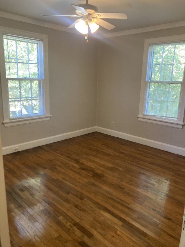 Foto del edificio - Quaint Two Bedroom Available NOW
