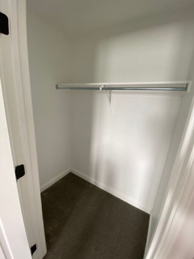 Building Photo - 3 Bed 2.5 Bath Townhome with Large Living ...