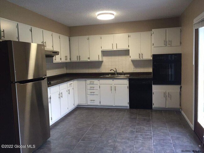 Foto del edificio - 235 McCormack Rd N