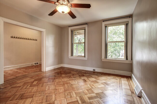 Sala de estar - vista a la entrada - 3539 Holmead Pl NW