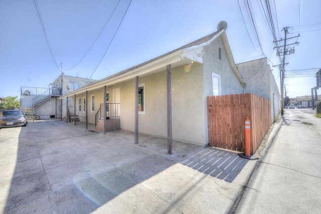 Building Photo - 1827 Gardenia Ave