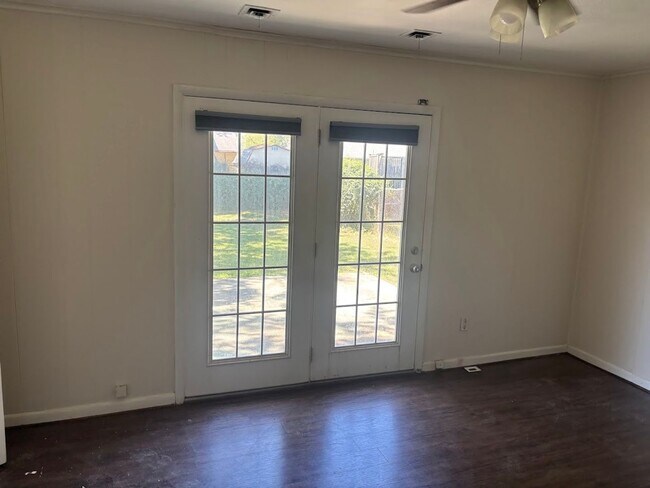 Foto del edificio - Spacious 4 Bedroom/2 Bath