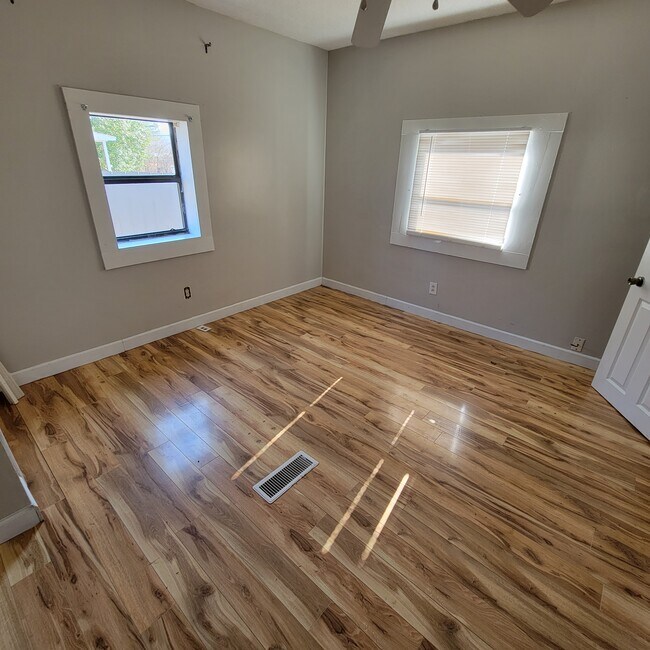 Building Photo - 120 S Camp Heights Dr