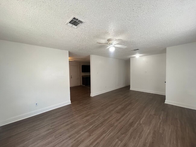Building Photo - 401 Riverdale Dr