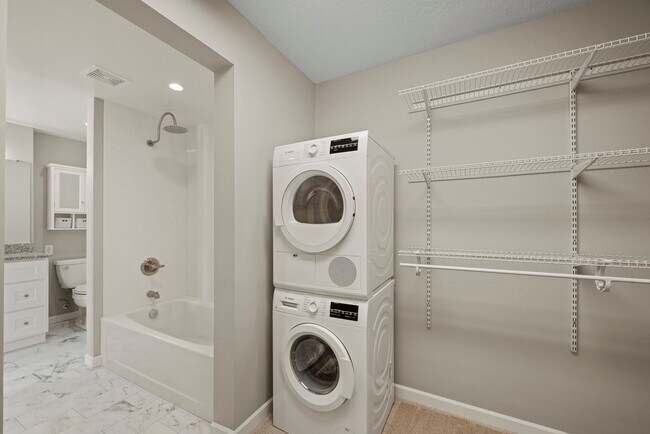 Vestidor con lavandería de alta eficiencia Bosch - Minnetonka Edgewater Apartments and Boat Slips