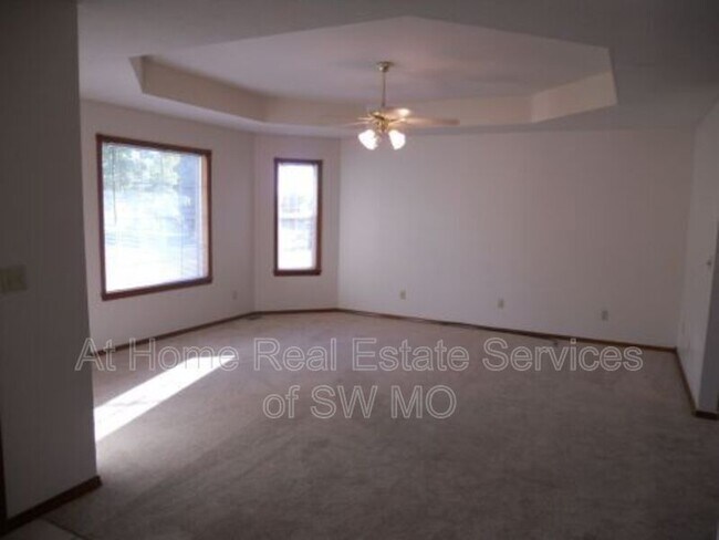 Foto del edificio - 1241 W Verna Ln