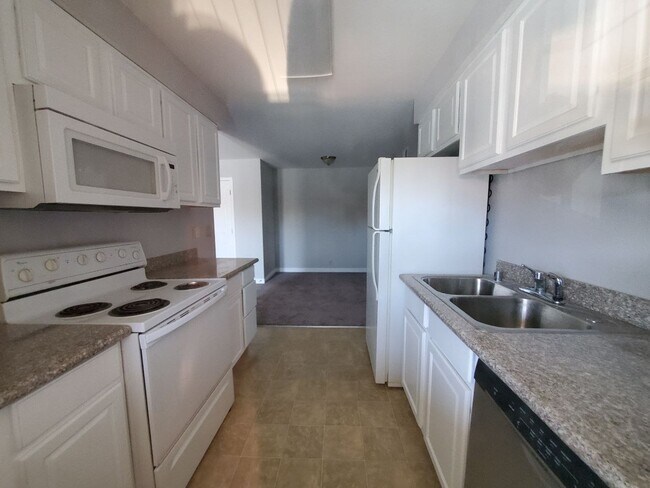 Beautiful Bright Kitchen - 5061 River Glen Dr