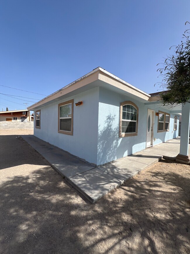 Building Photo - 211 Rio Rojo Dr