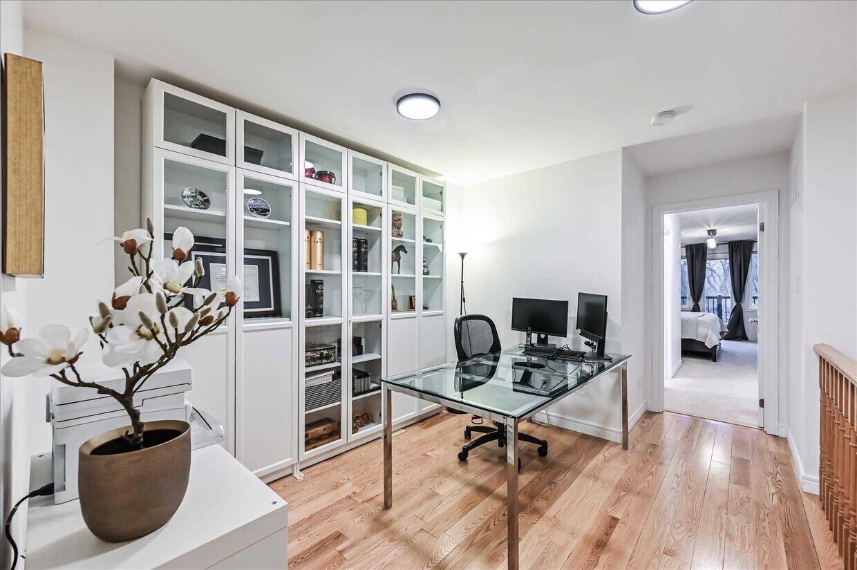 Photo principale - 2825 St Clair Av E