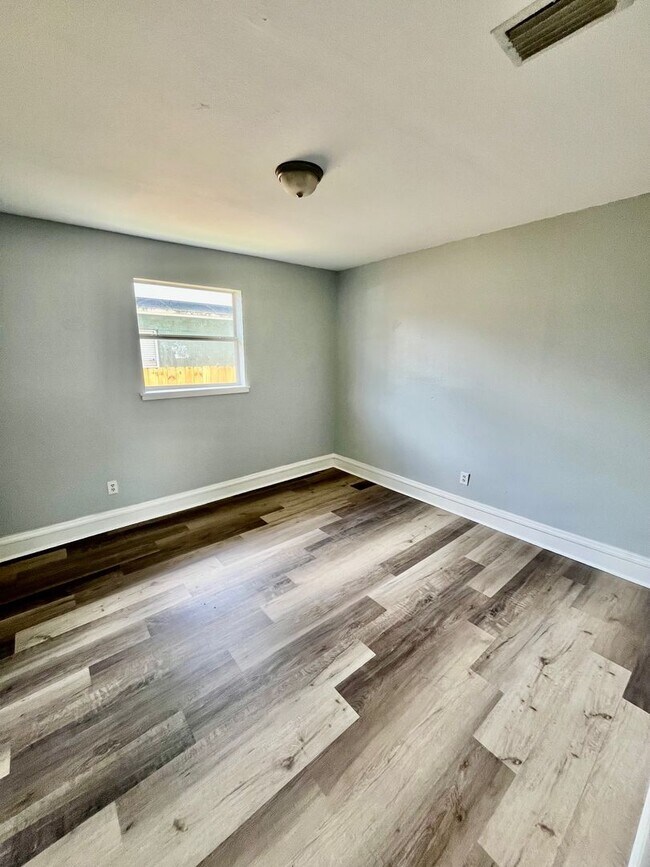 Foto del edificio - TOTALLY REMODELED Spacious 3BR/1BA Lakelan...
