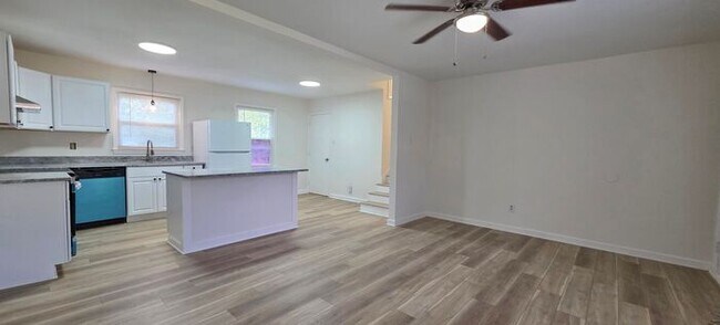Foto del edificio - Beautifully Renovated 4BD/1BA Home w/ Finished Basement in Hickory!