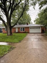 Building Photo - 702 Edgewood Dr