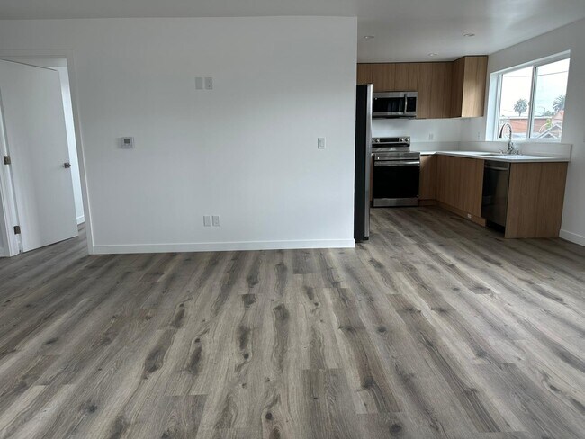 Photo - 2728 S Cloverdale Ave Apartments