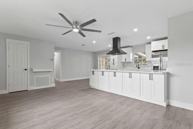 Building Photo - Updated home, 4 bedrooms 2 baths, 1506 s.f.