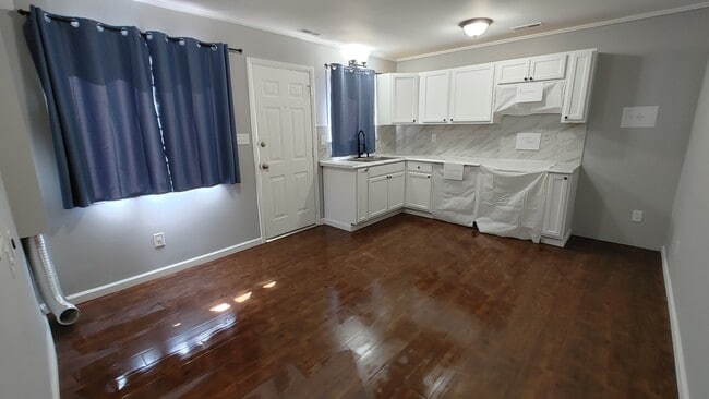 Building Photo - 2133 Woodbine Ave