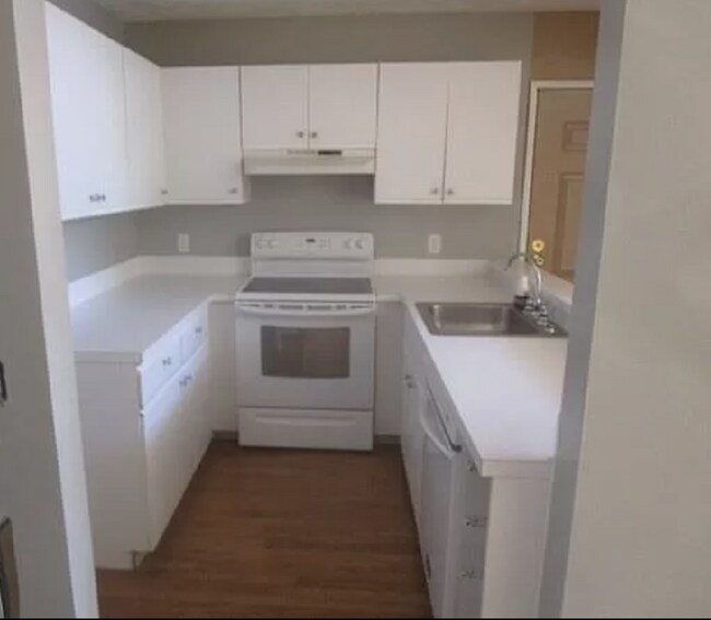 Kitchen - 200 Woodlawn Ave
