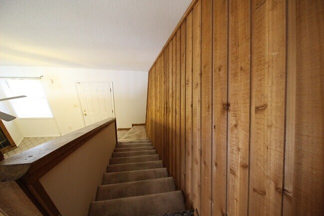 Building Photo - 2 bed / 2 bath home