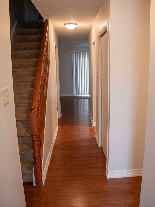 Building Photo - Charming 2-Bedroom Townhouse on Huron Street Avail for NOVEMBER