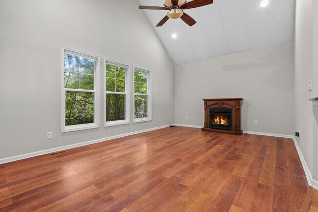 Building Photo - Charming 3 bedroom home just minutes from ...