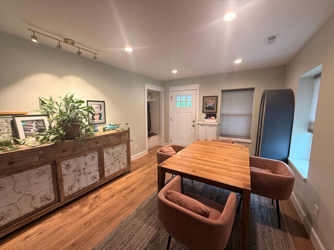 Building Photo - Spacious 4-Bedroom Home in the Heart of Edgewater