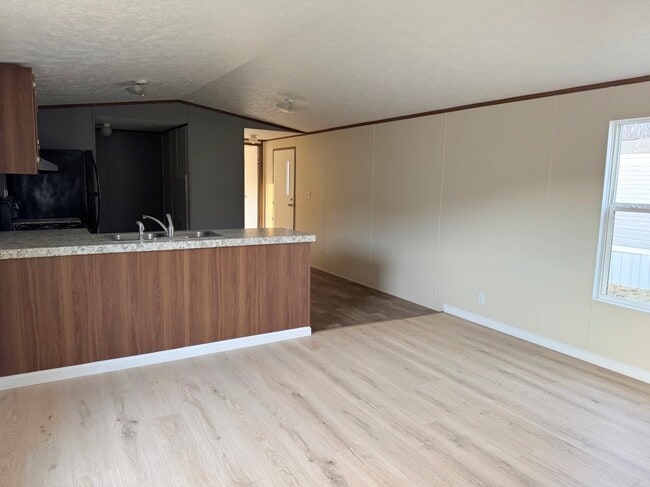 Building Photo - 561 Banjo Way