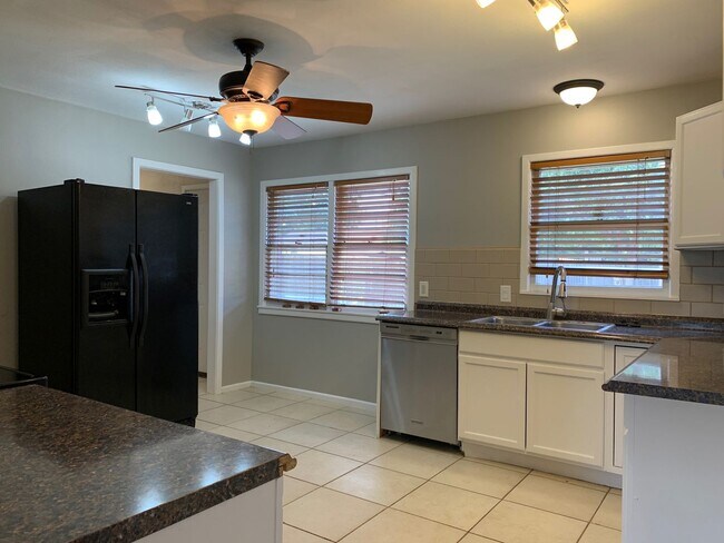 Foto del edificio - Cute 3 Bedroom Located Minutes From Elemen...