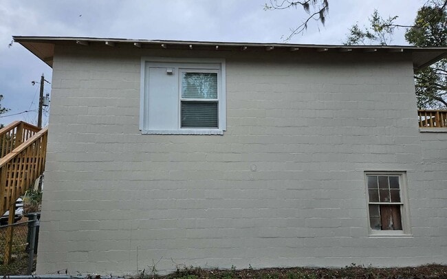 Building Photo - 227 E Main St