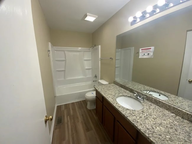 Foto del edificio - 131 Brookwood Ln E