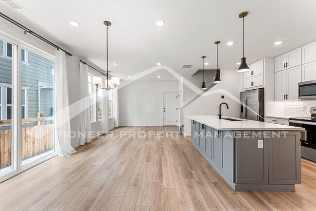 Building Photo - Modern Townhome with spacious rooms and Ce...