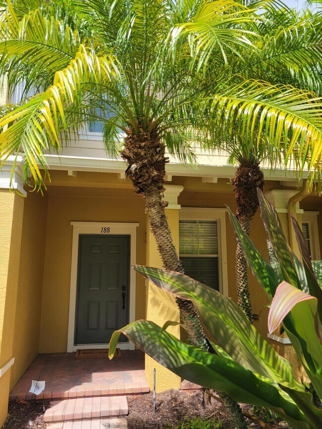 Foto del edificio - 188 W Thatch Palm Cir