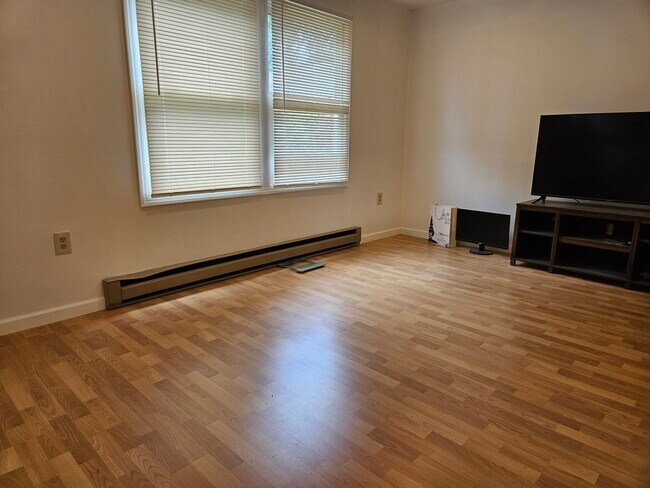 Building Photo - 13 Northwoods Cir