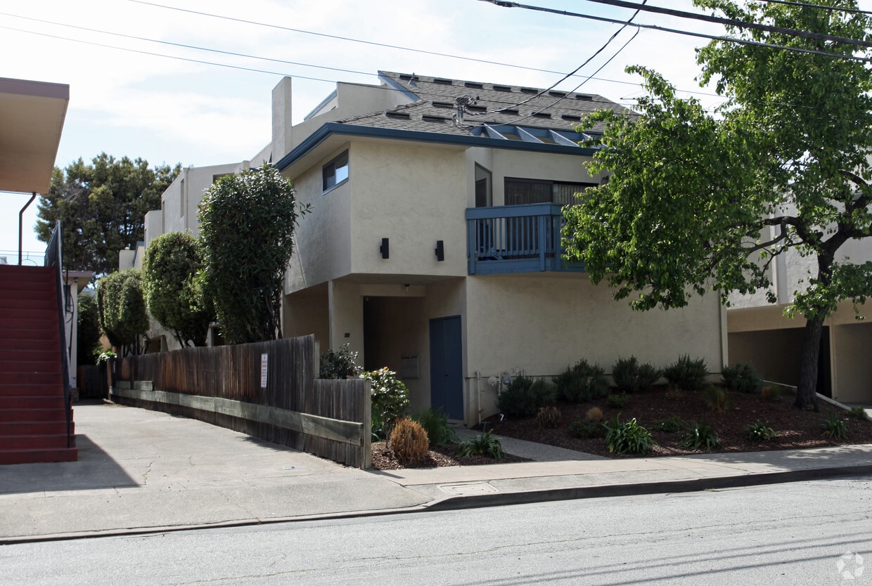 Building Photo - 552 Walnut St