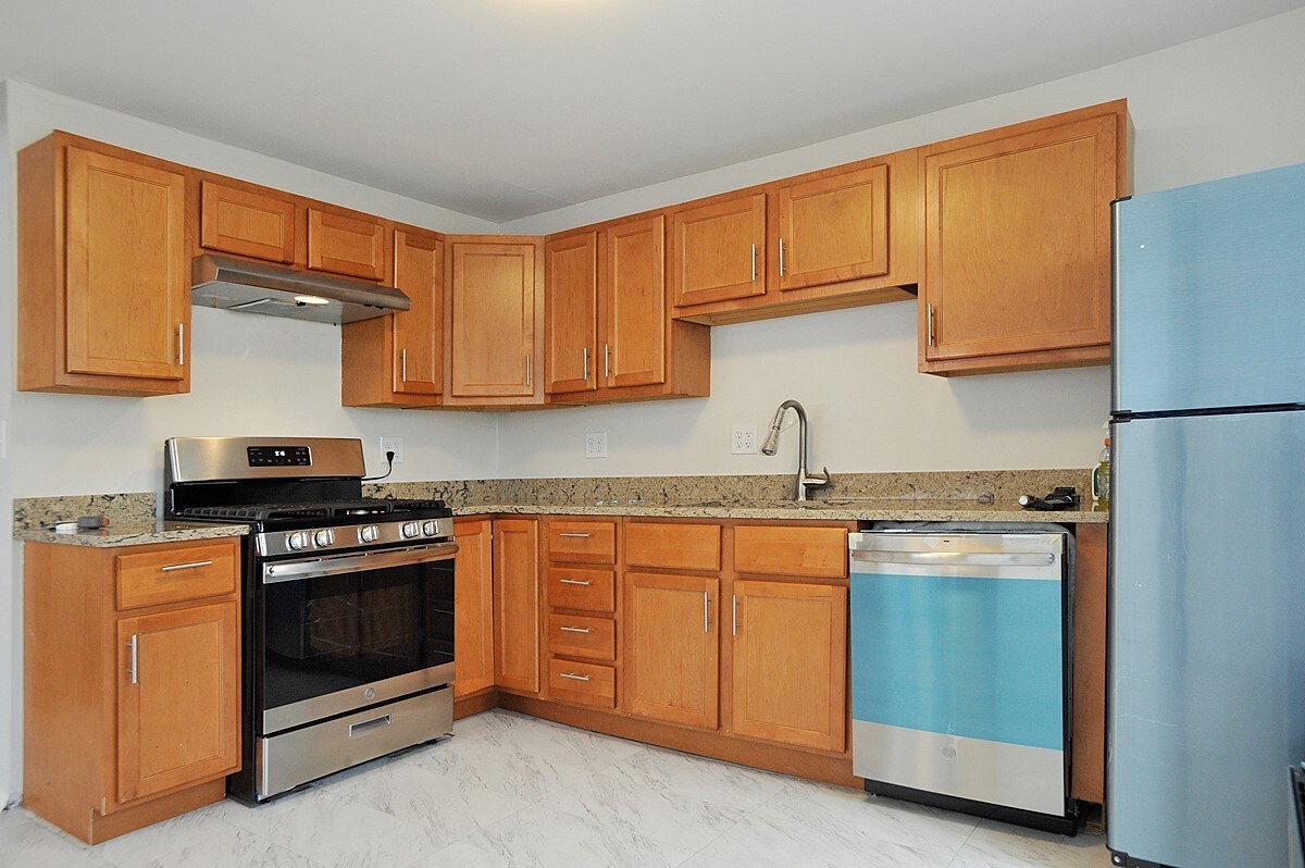 Foto principal - 3021 W Belmont Ave
