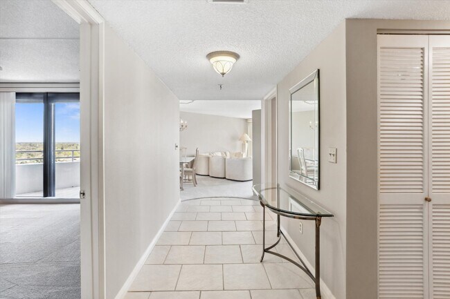 Foto del edificio - 5950 Pelican Bay Plaza S