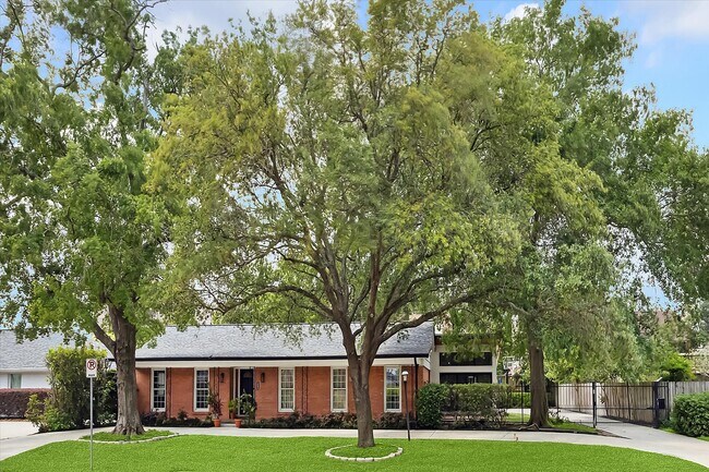 Foto del edificio - 1902 Chimney Rock Rd