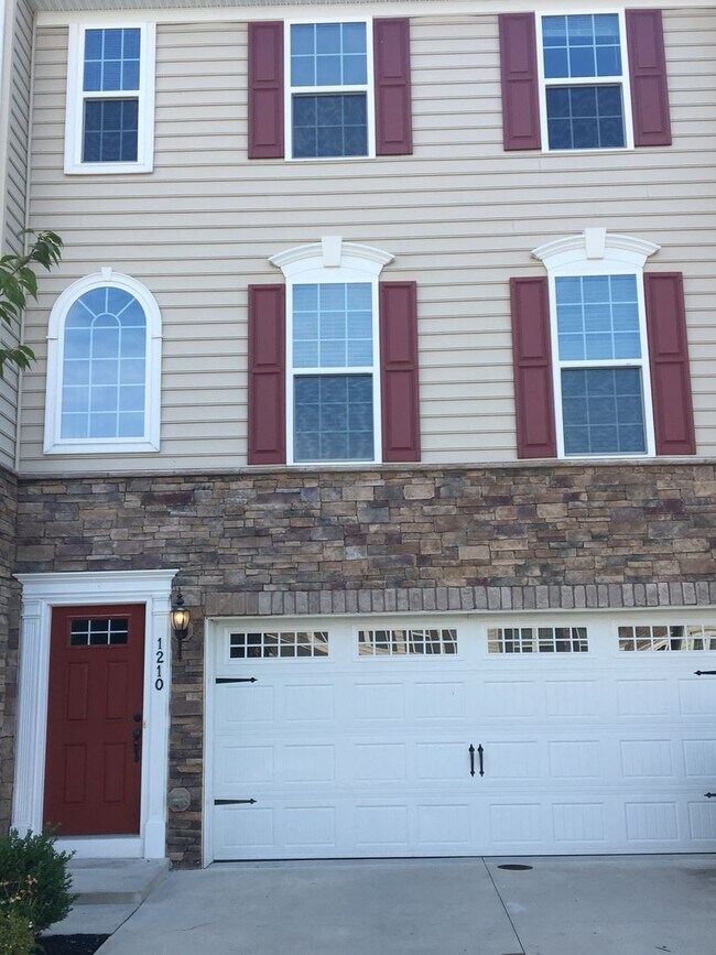 Building Photo - Large, Luxury, Garage Townhome in Hockessi...