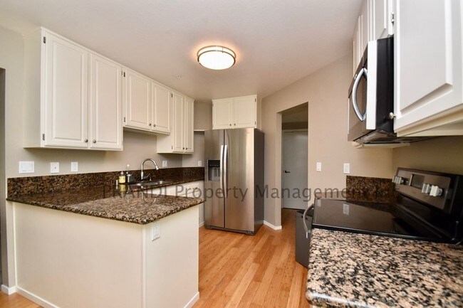 Building Photo - Sunny 3 Bedroom End-Unit in Partridge Knolls