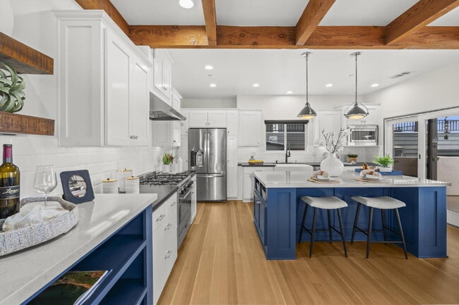 Building Photo - Stunning, Modern and Immaculate 3/BR 2.5/B...