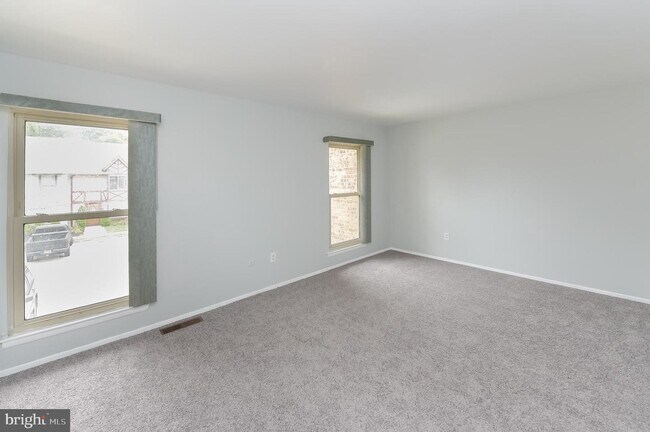 Building Photo - 28 Chelsea Cir