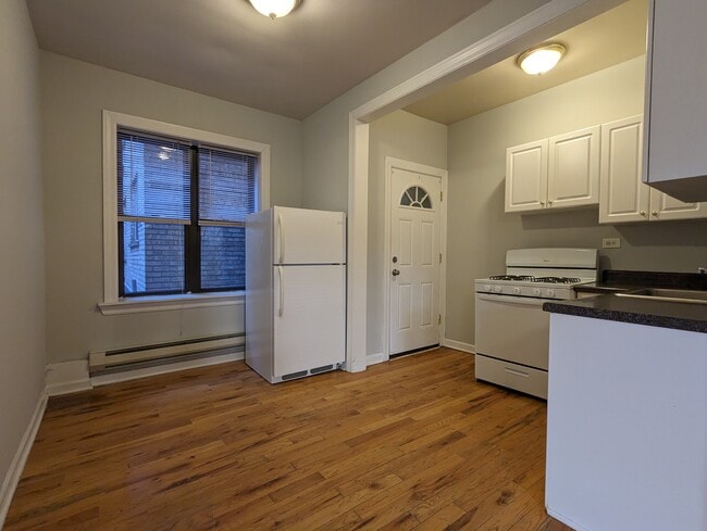Building Photo - 3732 N Pine Grove Ave