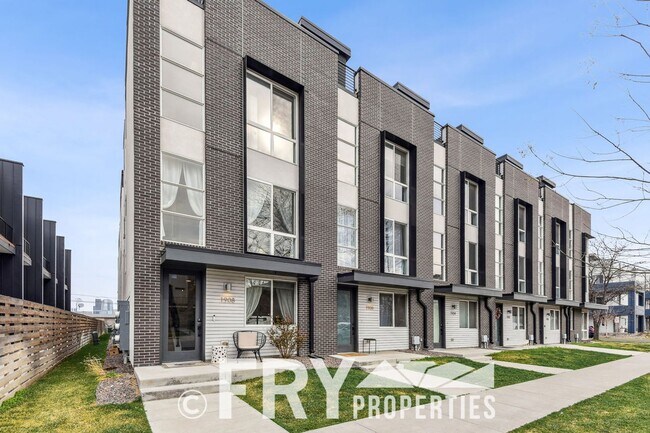 Foto del edificio - End Unit Townhome in Fantastic Location