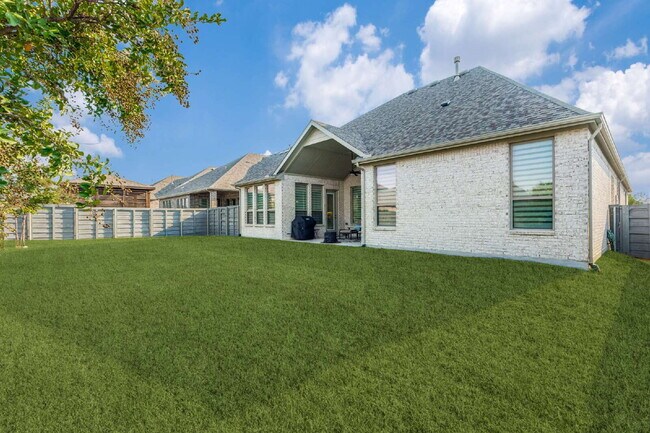 Building Photo - "Charming 3-Bed Haven in Little Elm with G...
