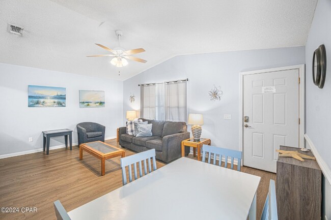 Foto del edificio - 17462 Front Beach Rd