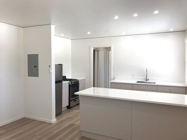 Foto del edificio - Renovated 1 bedroom. Great Los Alamos location, No Carpet!