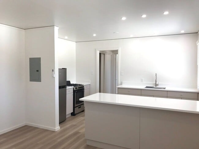 Building Photo - Renovated 1 bedroom. Great Los Alamos location, No Carpet!
