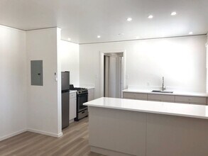 Building Photo - 535 Kiva St
