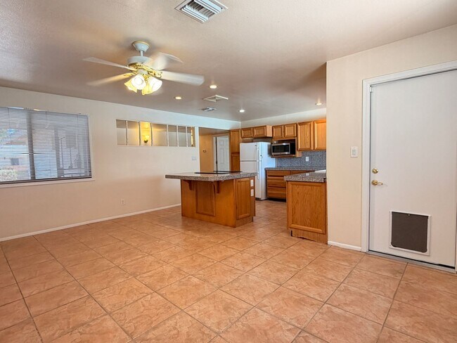 Foto del edificio - “Spacious 4-bedroom home with private pool in prime Tempe location!”