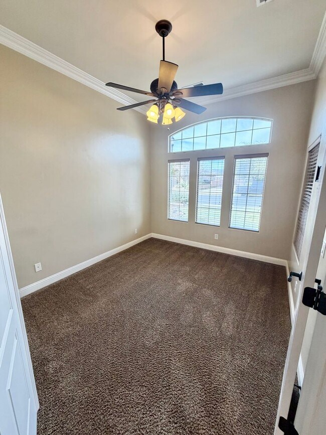 Foto del edificio - Beautiful 3 bed plus den 2 bath Home!