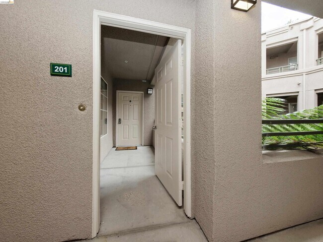 Foto del edificio - 220 Caldecott Ln